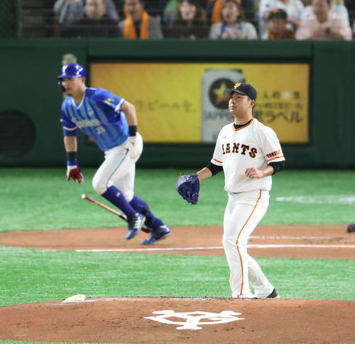 巨人対DeNA 1回表DeNA2死三塁、筒香を右飛に仕留める今村(撮影・林敏行)