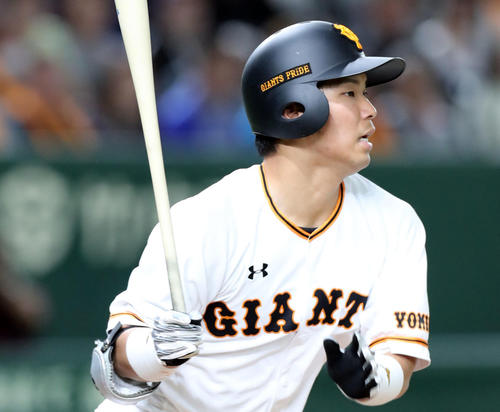 巨人対DeNA 4回裏巨人1死三塁、右前適時打を放つ大城(撮影・垰建太)