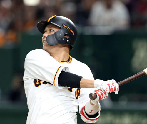 巨人対DeNA 5回裏巨人無死、本塁打を放つ坂本勇(撮影・河野匠)