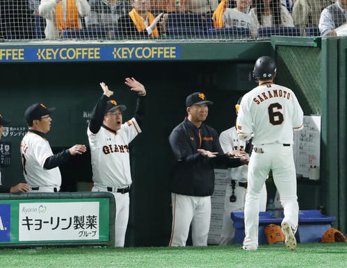 巨人対DeNA 5回裏巨人無死、左越え本塁打を放った坂本勇を、ばんざいで出迎える原監督(撮影・林敏行)