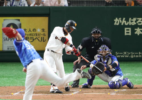 巨人対DeNA 5回裏巨人2死二塁、亀井は右越え2点本塁打を放つ(撮影・林敏行)