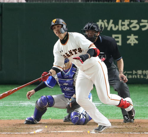 巨人対DeNA 7回裏巨人2死一、二塁、陽は右前適時打を放つ(撮影・林敏行)