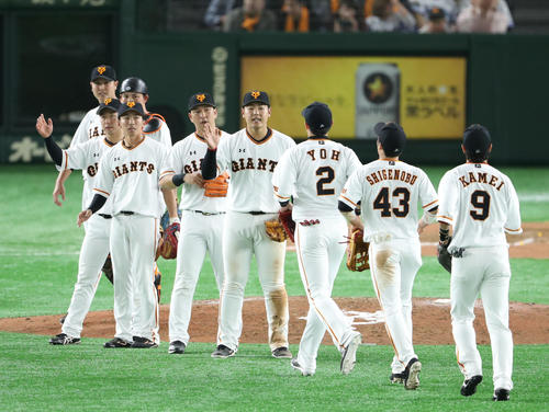 巨人対DeNA DeNAに勝利し、喜び合う巨人の選手たち(撮影・林敏行)