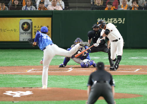 巨人対DeNA 1回裏巨人1死一塁、ビヤヌエバは先制の左越え2点本塁打を放つ(撮影・林敏行)