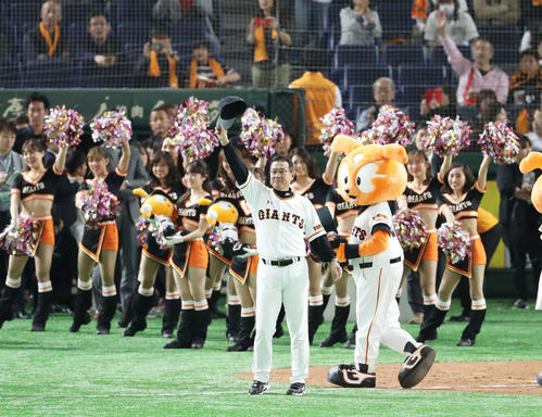 巨人対DeNA DeNAに勝利し、ファンの声援にこたえる巨人原監督(撮影・林敏行)