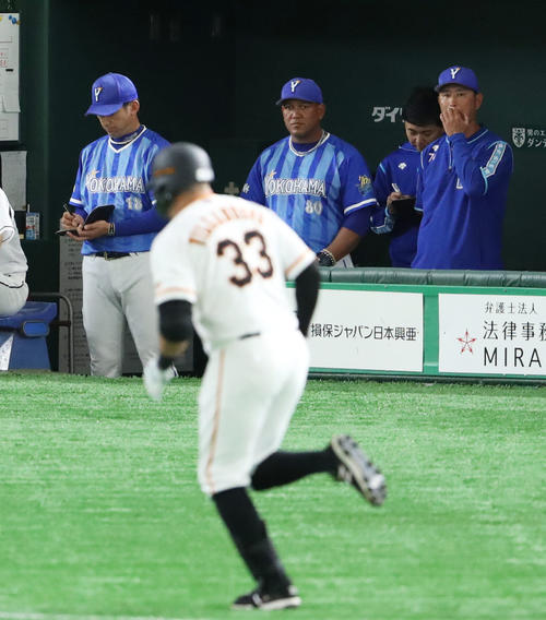 巨人対DeNA 1回裏巨人1死一塁、ビヤヌエバに先制の左越え2点本塁打を浴び、厳しい表情のラミレス監督(撮影・林敏行)