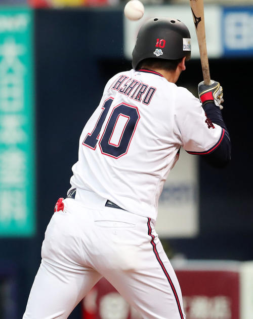 27日の試合で死球を受けたオリックス大城