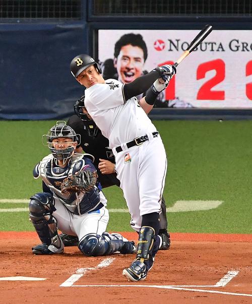 オリックス対西武　1回裏オリックス2死二塁、左前に先制適時打を放つジョーイ・メネセス（撮影・上田博志）