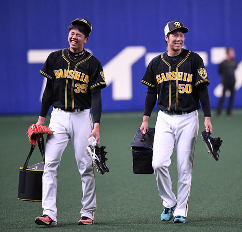 阪神才木浩人（左）と青柳晃洋（撮影・奥田泰也）