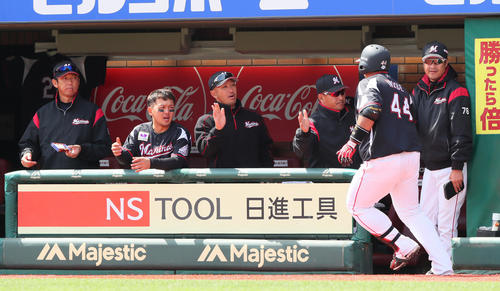 楽天対ロッテ　2回表ロッテ無死、井上（右から2人目）は左越え本塁打を放ち井口監督（同3人目）らナインに迎えられる（撮影・足立雅史）