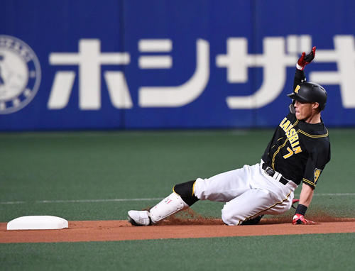 中日対阪神　1回表阪神2死、糸井嘉男は中越え二塁打を放ち通算300二塁打を達成する（撮影・奥田泰也）
