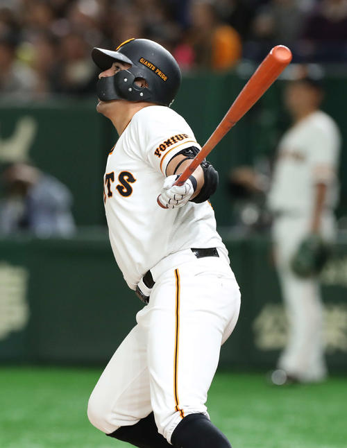 巨人対DeNA　1回裏巨人1死一塁、先制の2点本塁打を放つビヤヌエバ（撮影・河野匠）
