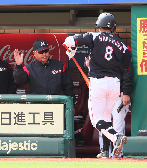 楽天対ロッテ　4回表ロッテ2死一塁、中村奨（右）は左越え2点本塁打を放ち井口監督にタッチで迎えられる（撮影・足立雅史）