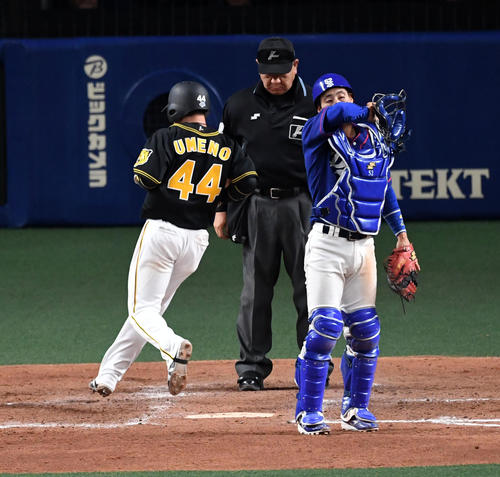 中日対阪神　4回表阪神2死一、三塁、加藤が悪送球、三塁走者の梅野が生還（撮影・前岡正明）