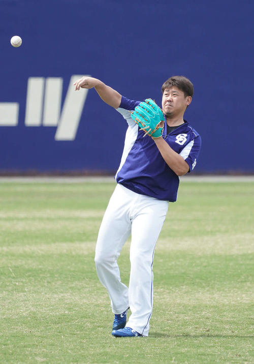 ウエスタンリーグ中日対阪神の試合前、キャッチボールをする松坂大輔（撮影・森本幸一）