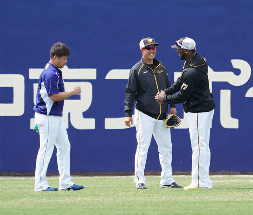 ウエスタンリーグ中日対阪神の試合前、オネルキ・ガルシア（右）と話す松坂大輔（撮影・森本幸一）