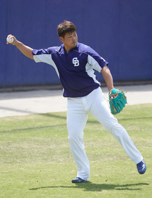 ウエスタンリーグ中日対阪神の試合前、打撃練習のボール拾いをする松坂大輔（撮影・森本幸一）