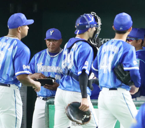 巨人対DeNA　4回裏を終え、初加点を与えた京山（右端）をにらむDeNAラミレス監督（撮影・林敏行）