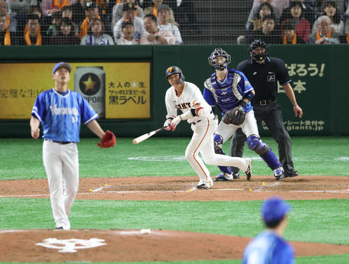 巨人対DeNA　5回裏巨人無死、坂本勇は左越え本塁打を放つ（撮影・林敏行）