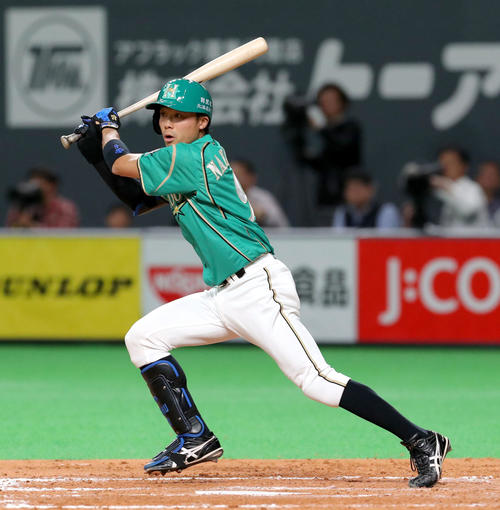 日本ハム対ソフトバンク　4回裏日本ハム1死満塁、中島は左前適時打を放つ（撮影・佐藤翔太）