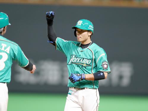 日本ハム対ソフトバンク　4回裏日本ハム1死満塁、左前適時打を放ちガッツポーズの中島（撮影・黒川智章）