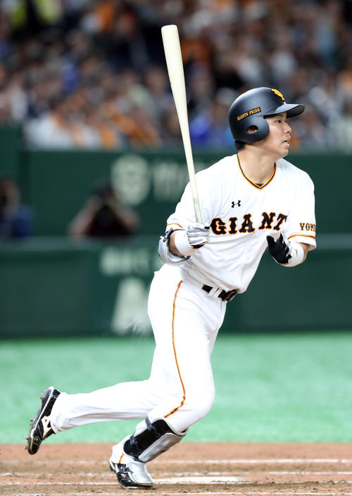 巨人対DeNA　4回裏巨人2死三塁、右前適時打を放つ大城（撮影・垰建太）