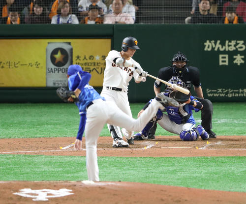 巨人対DeNA　4回裏巨人2死三塁、大城は右前適時打を放つ（撮影・林敏行）