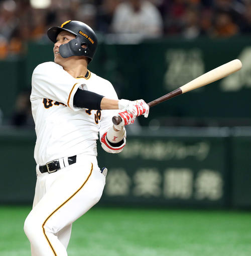 巨人対DeNA　5回裏巨人無死、本塁打を放つ坂本勇（撮影・河野匠）