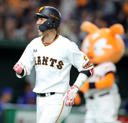 巨人対DeNA　5回裏巨人無死、左越えソロ本塁打を放ち笑顔で生還する坂本勇（撮影・垰建太）