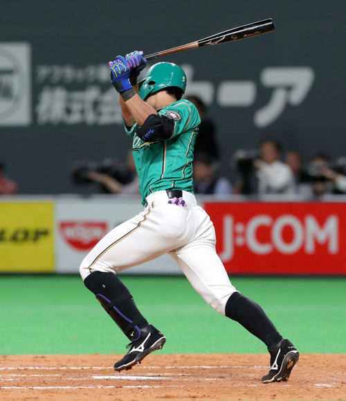 日本ハム対ソフトバンク　5回裏日本ハム無死一塁、大田は適時二塁打を放つ（撮影・佐藤翔太）