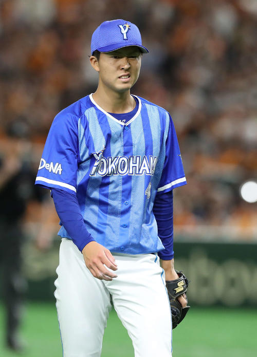 巨人対DeNA　1回裏を終え、先制を許した京山は悔しそうな表情でベンチに戻る（撮影・河野匠）