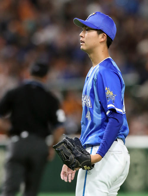 巨人対DeNA　3回裏巨人2死一塁、ビヤヌエバを左飛に仕留めほっとした表情でベンチに戻る京山（撮影・垰建太）