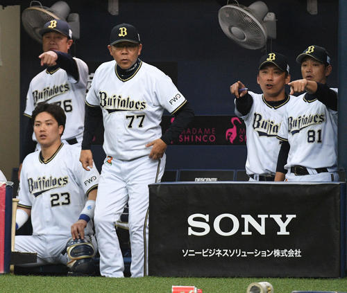 オリックス対西武　3回裏オリックス無死満塁、メネセスのゴロで三塁走者本塁アウトの判定に厳しい表情でベンチを出る西村監督（中央）（撮影・渦原淳）
