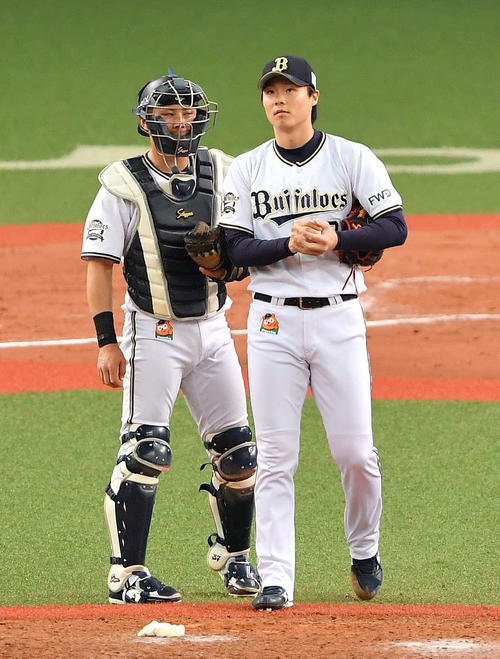 オリックス対西武　8回表西武1死満塁、森に同点四球を与た山崎福（右）（撮影・上田博志）