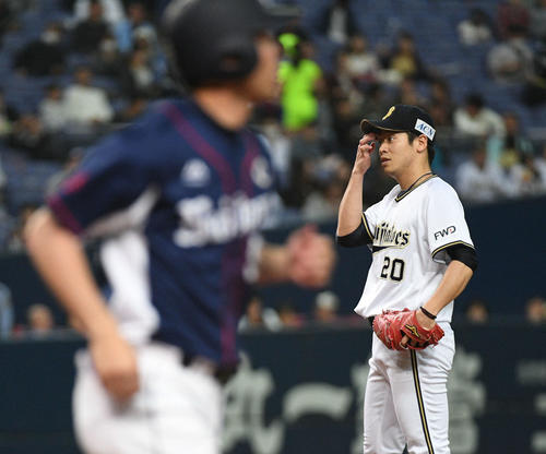 オリックス対西武　8回表西武1死一、二塁、秋山に四球を与え、満塁のピンチを招く近藤（撮影・渦原淳）