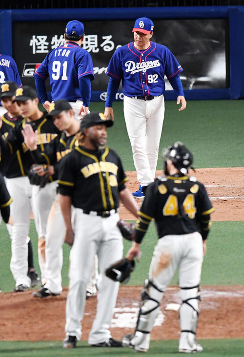 阪神に敗れがっくりする与田監督（撮影・前岡正明）