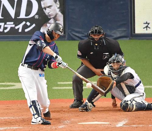 8回表西武2死満塁、右前に勝ち越し適時打を放つ栗山（撮影・上田博志）