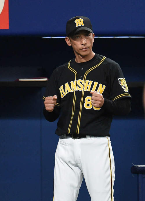 中日対阪神　7回表阪神無死一塁、代走を告げる矢野監督（撮影・森本幸一）