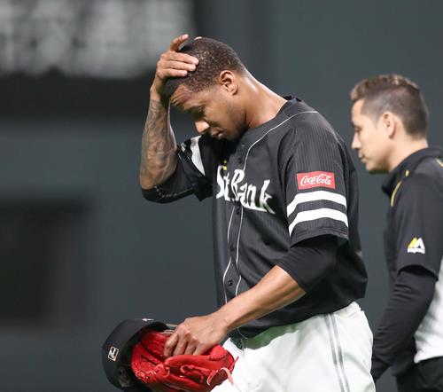 日本ハム対ソフトバンク　5回途中で降板するミランダ（撮影・黒川智章）