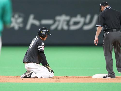 日本ハム対ソフトバンク　7回表ソフトバンク無死二塁、松田宣の二直で戻れず肩を落とす二塁走者の三森（撮影・黒川智章）
