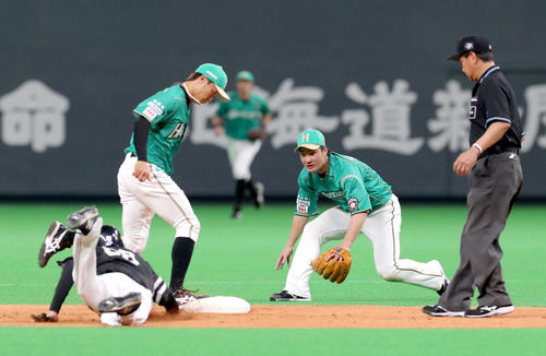 日本ハム対ソフトバンク　7回表ソフトバンク無死二塁、松田宣の二直で飛び出しタッチアウトになる二塁走者の三森（左手前）（撮影・佐藤翔太）