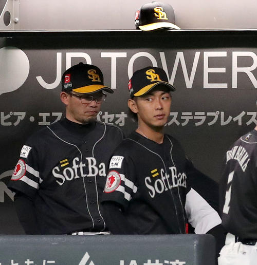 日本ハム対ソフトバンク　5回途中で降板したソフトバンク・ミランダを出迎える今宮（撮影・佐藤翔太）