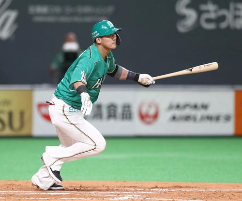 日本ハム対ソフトバンク　4回裏日本ハム無死、右前打を放つ中田（撮影・黒川智章）