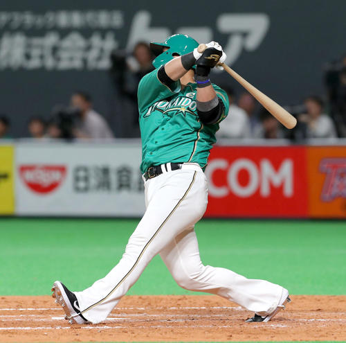 日本ハム対ソフトバンク　4回裏日本ハム無死、中田は右前打を放つ（撮影・佐藤翔太）