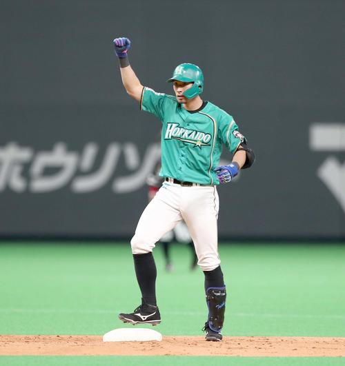 日本ハム対ソフトバンク　5回裏日本ハム無死一塁、右中間に適時二塁打を放ちガッツポーズの大田（撮影・黒川智章）