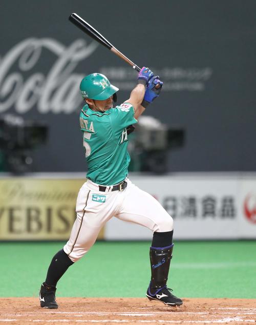 日本ハム対ソフトバンク　5回裏日本ハム無死一塁、右中間に適時二塁打を放つ大田（撮影・黒川智章）