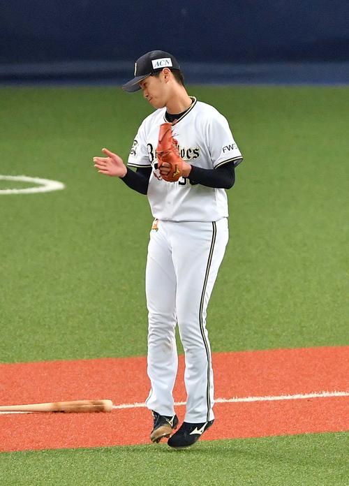 7回表西武2死二、三塁、中村剛也を左飛に打ちとり手を叩いて喜ぶK－鈴木（撮影・上田博志）
