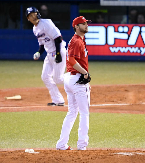 ヤクルト対広島　2回裏ヤクルト1死、荒木貴裕に2号ソロ本塁打を浴びるジョンソン（撮影・たえ見朱実）