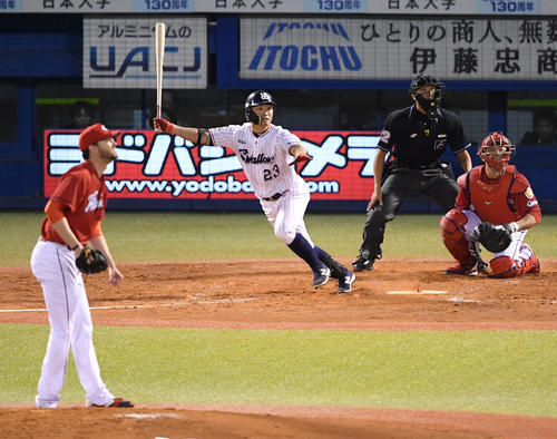 ヤクルト対広島　3回裏ヤクルト1死、左越えにソロ本塁打を放つ青木。投手ジョンソン（撮影・たえ見朱実）