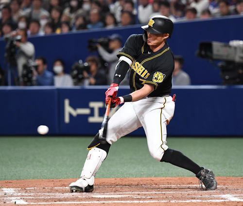 中日対阪神　7回表阪神1死二、三塁、糸井は右翼線へ2点適時二塁打を放つ（撮影・奥田泰也）